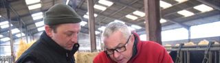 Qualité.Bruno Martin, qui a proposé à Nicolas Pierson de tester l’intérêt des bolus Smaxtec, examine la qualité des enrubannages, base de l’alimentation hivernale.Yanne Boloh Qualité.Bruno Martin, qui a proposé à Nicolas Pierson de tester l’intérêt des bolus Smaxtec, examine la qualité des enrubannages, base de l’alimentation hivernale.Yanne Boloh